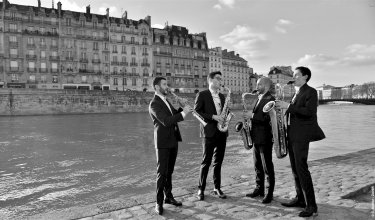 Le Quatuor Zahir : Guillaume BERCEAU, saxophone soprano, Sandro COMPAGNON, saxophone alto, Florent LOUMAN, saxophone tenor, Joakim CIESLA, saxophone baryton. (Source : quatuorzahir.com)